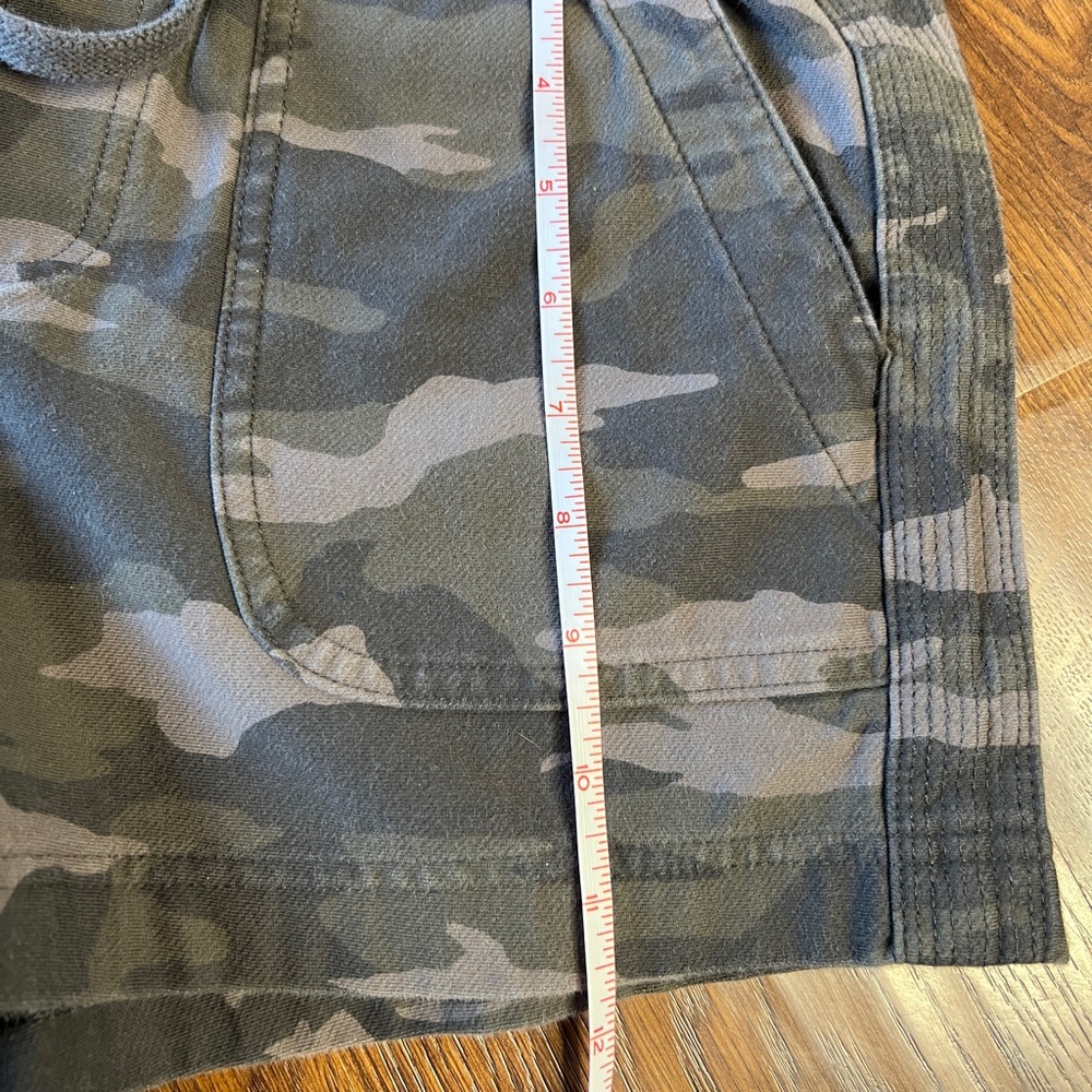 Athleta Camo Print Farallon Women's Shorts Size 2 - Picture 5 of 6